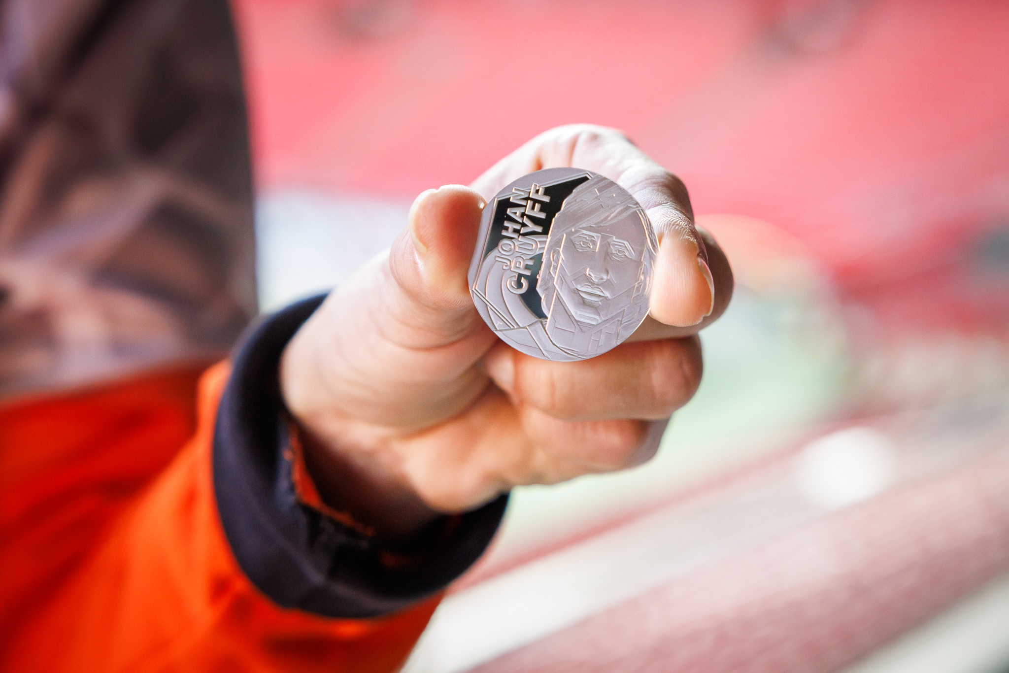 Susila Cruijff slaat eerste penning voor Johan Cruyff Legacy